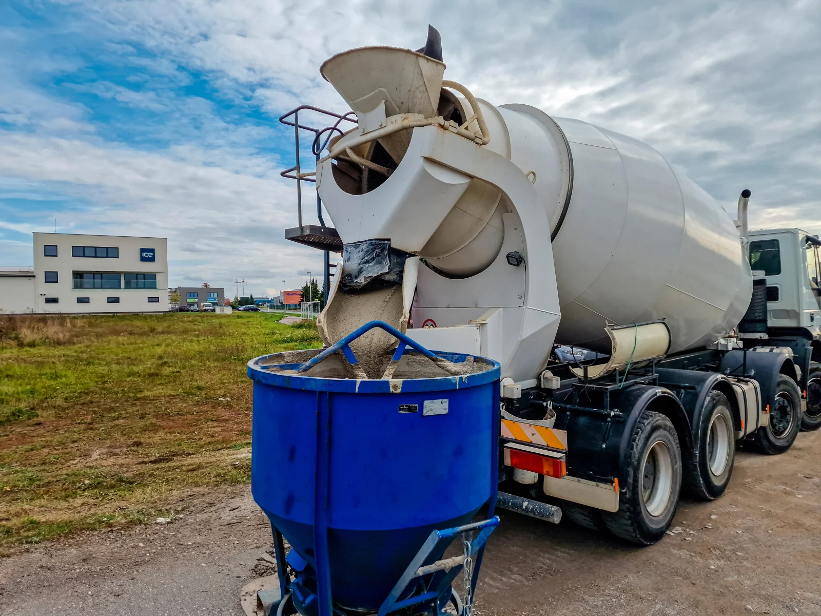 Two-Component Printing with local Concrete