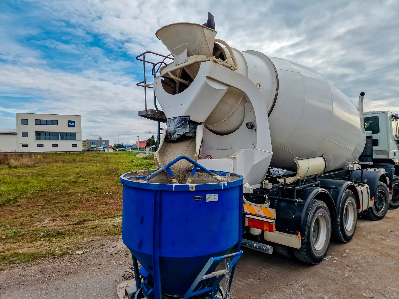 Two-Component Printing with local Concrete